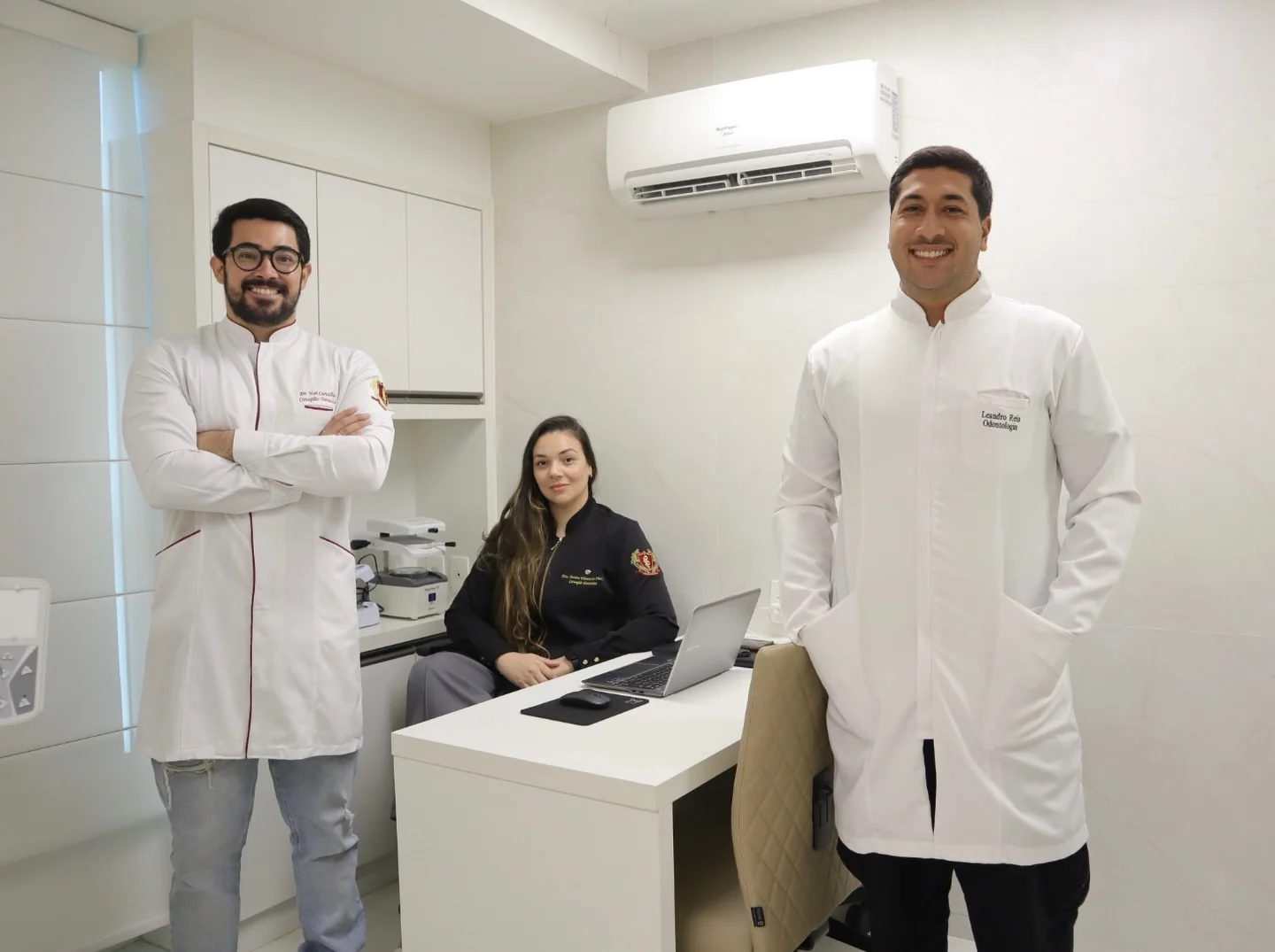 Equipe da LYJ reunida no consultório da clínica.