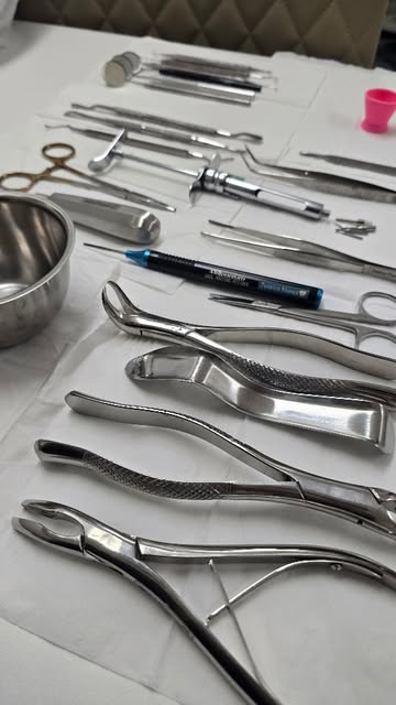 Instrumentos odontológicos em publicação da LYJ
